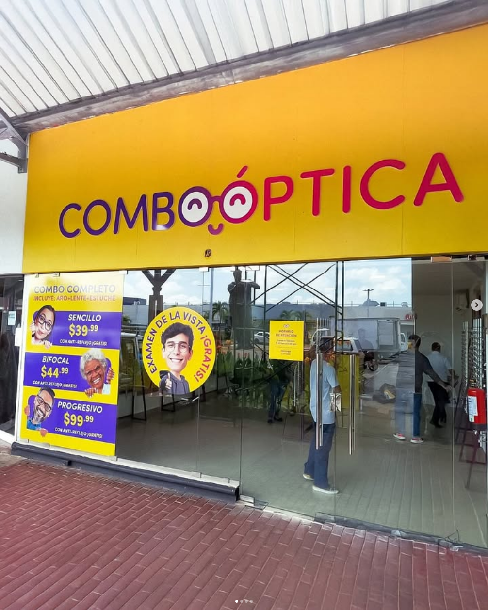 Fachada rotulada de Combo Óptica